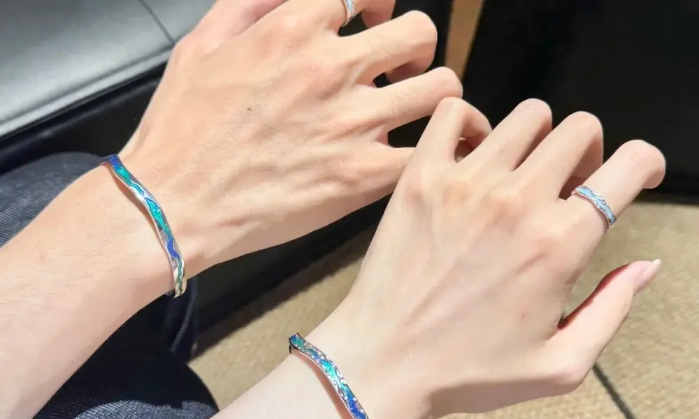 99+ Hình ảnh vòng tay đôi đẹp gắn kết tình yêu bền chặt