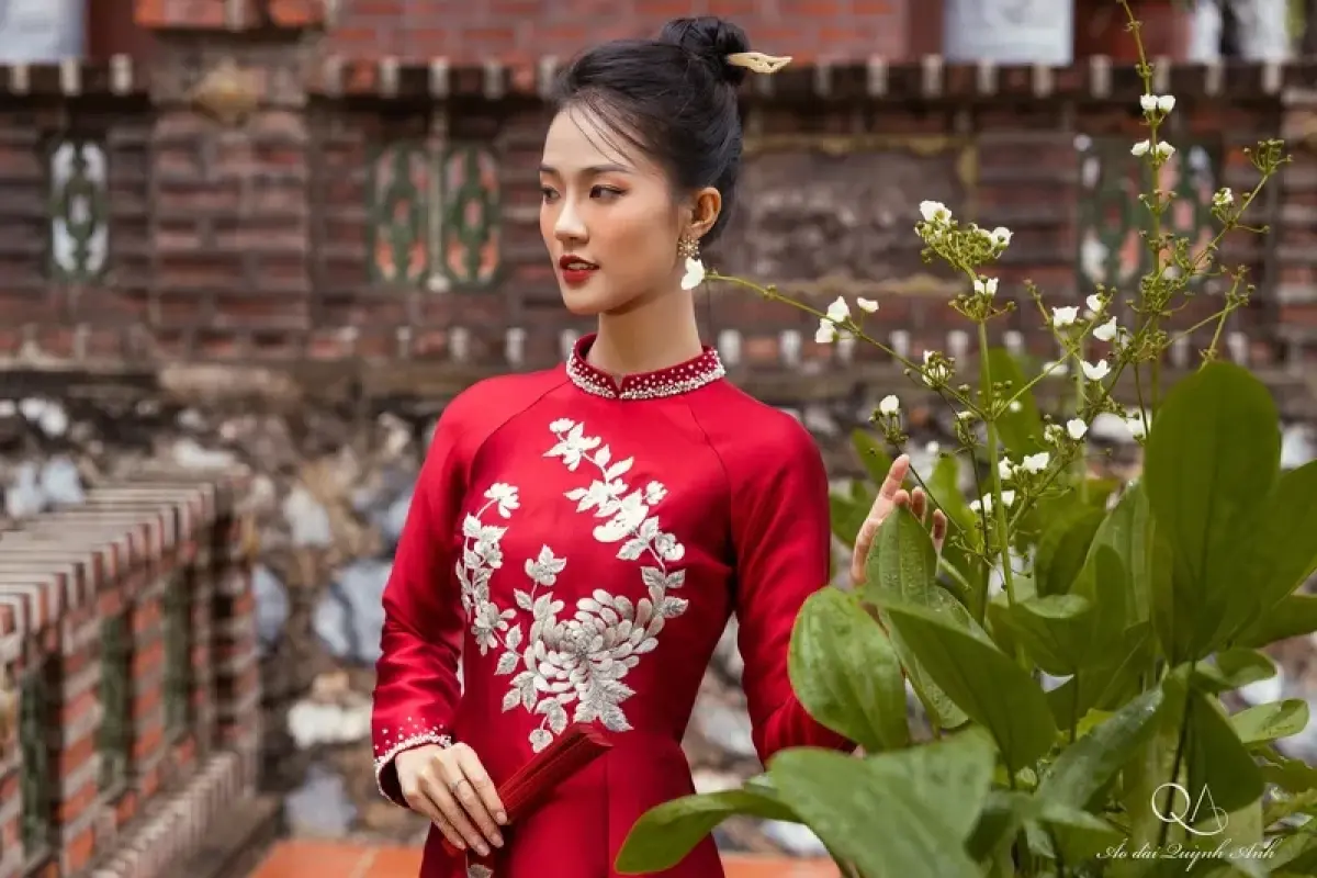 Tuyển tập những mẫu ảnh áo dài gấm sang trọng và quý phái