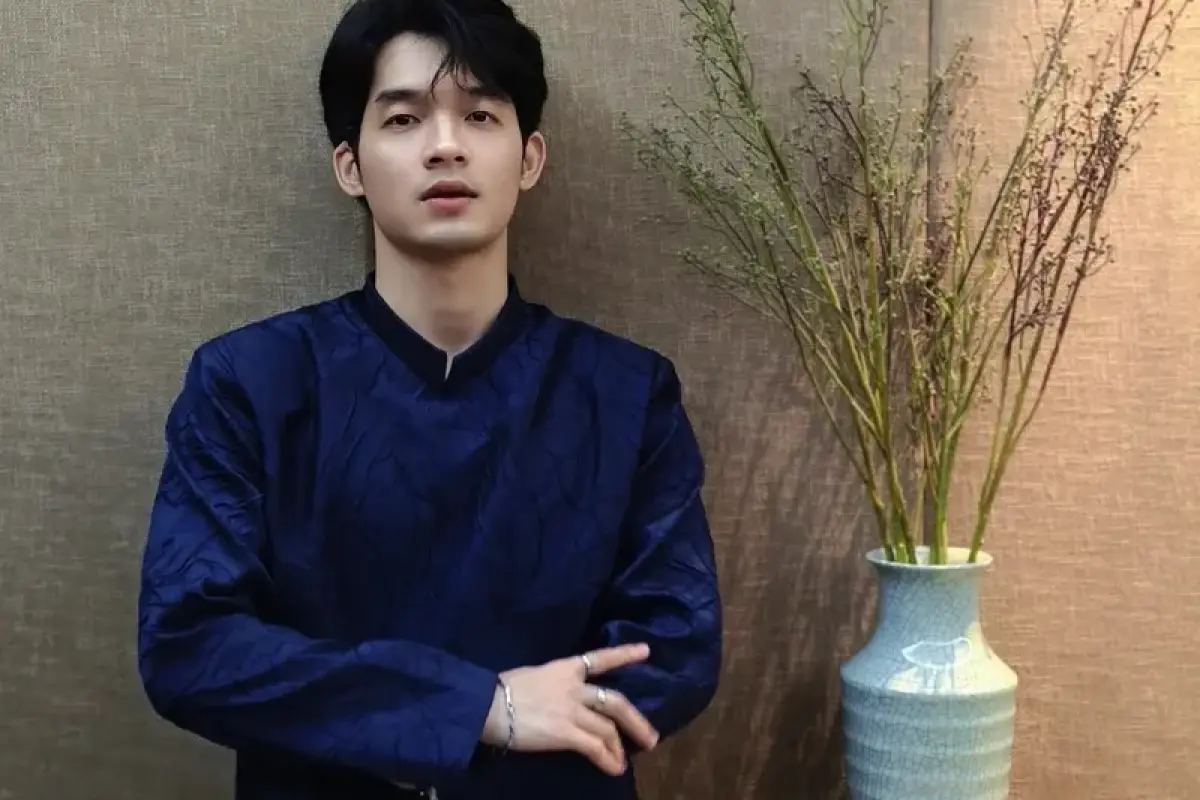 Những mẫu ảnh áo dài nam cách tân đẹp nhất cho quý ông