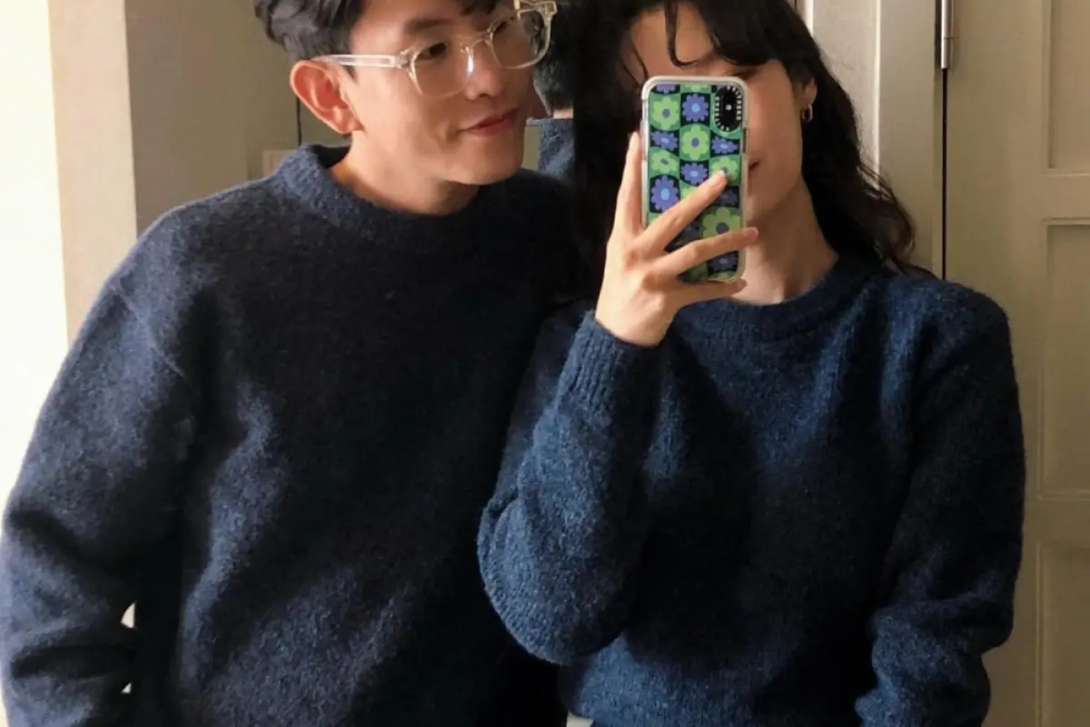 99+ Hình ảnh áo len đôi cực ngọt cho cặp đôi sành điệu