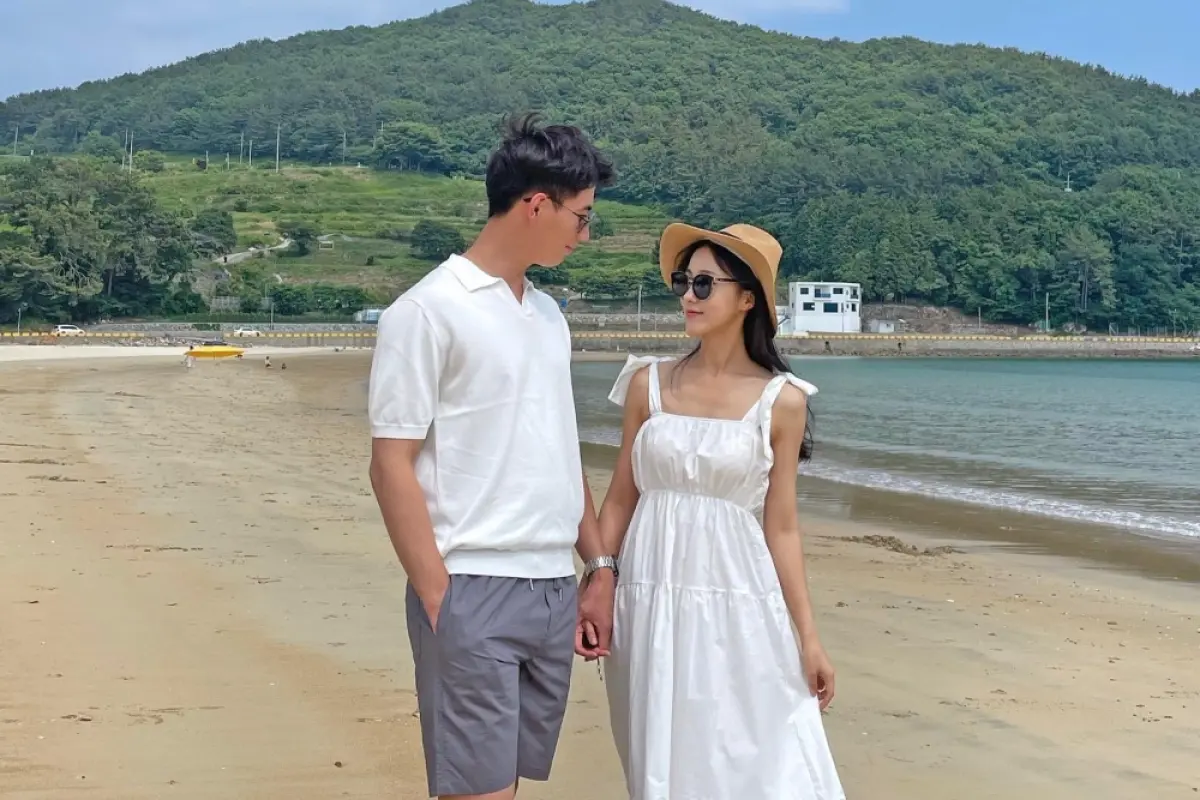 50+ Hình ảnh đồ đôi đi biển lãng mạn và phong cách nhất