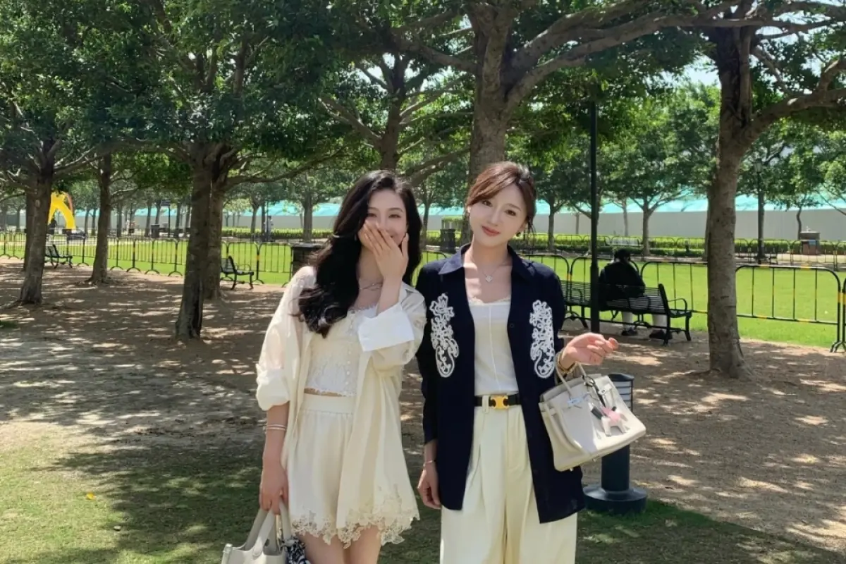 88+ Hình ảnh váy đôi bạn thân lung linh cho ngày Tết rạng rỡ