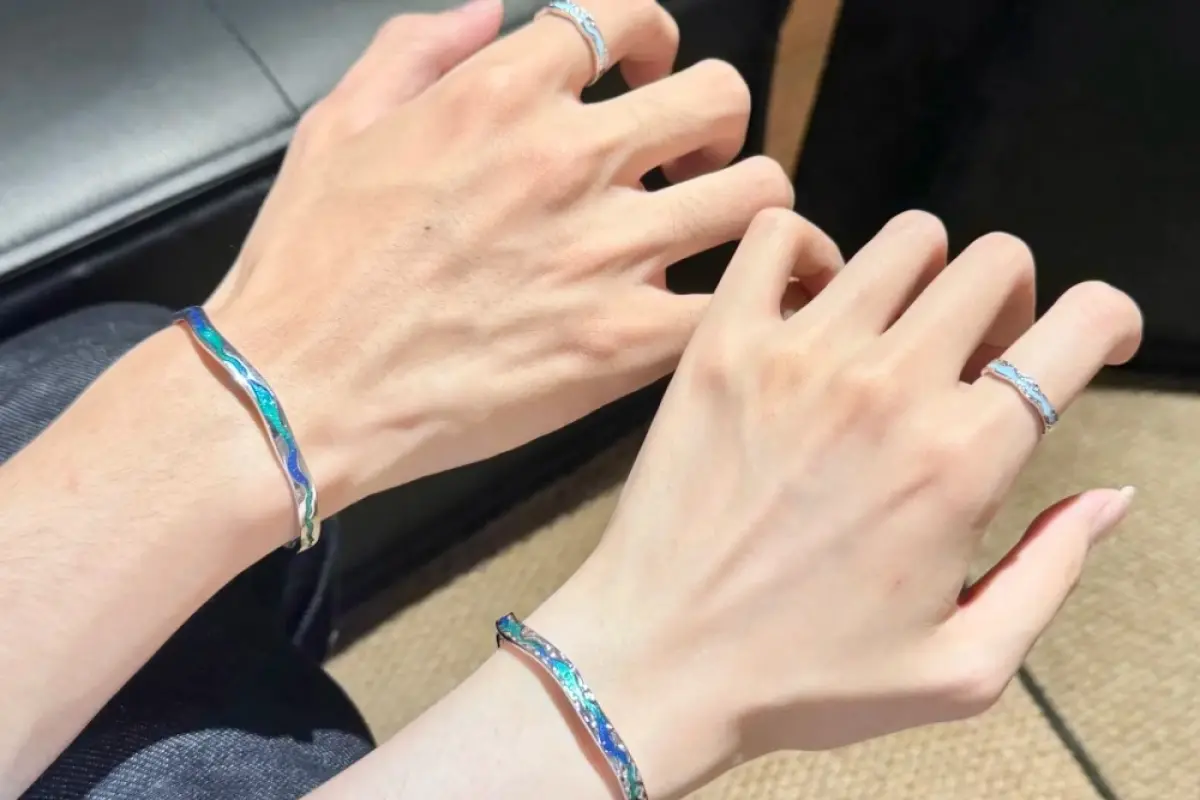 99+ Hình ảnh vòng tay đôi đẹp gắn kết tình yêu bền chặt