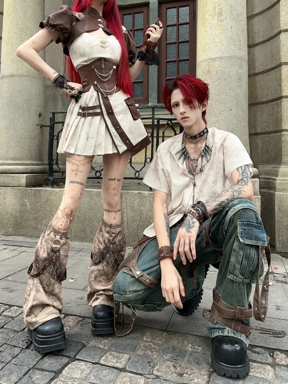 Cặp đôi diện đồ đôi Y2K với áo thun bó và quần ống loe