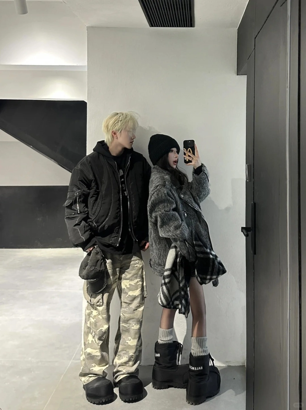 Đồ đôi Y2K độc lạ với chất liệu bóng nổi bật