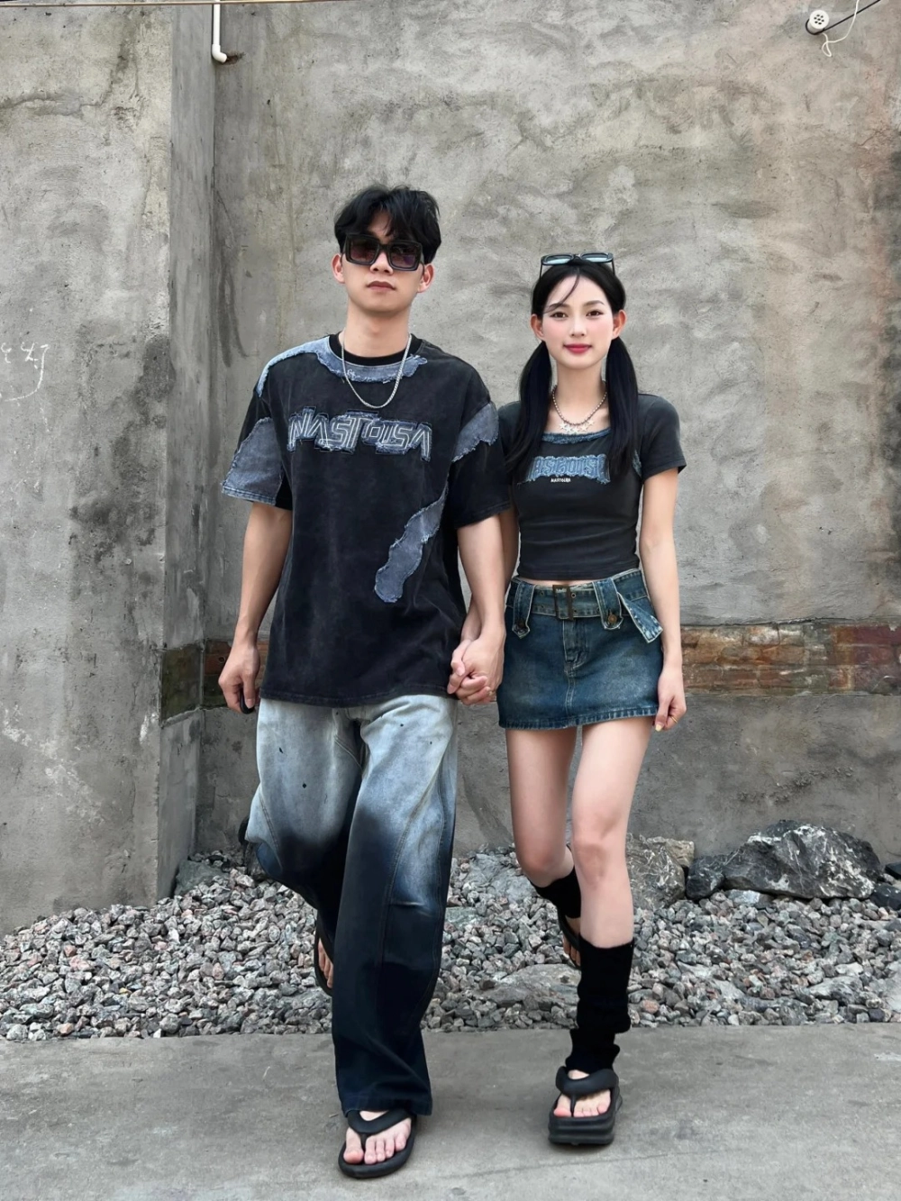 Cách phối đồ Y2K cho nam và nữ đồng điệu với tông hồng