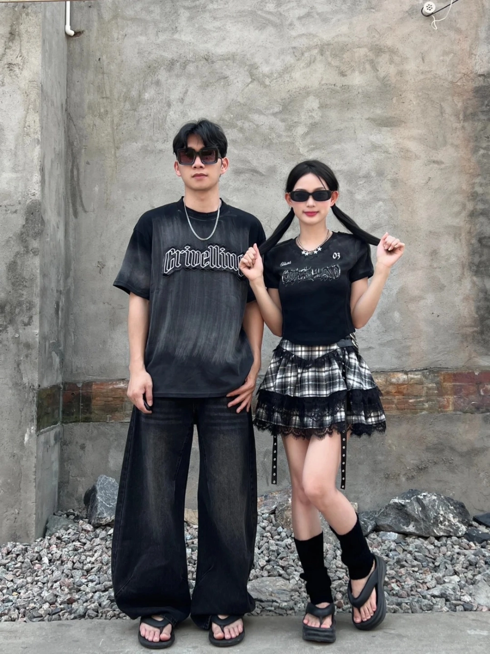 Phối áo baby tee cặp cùng quần jeans ống rộng