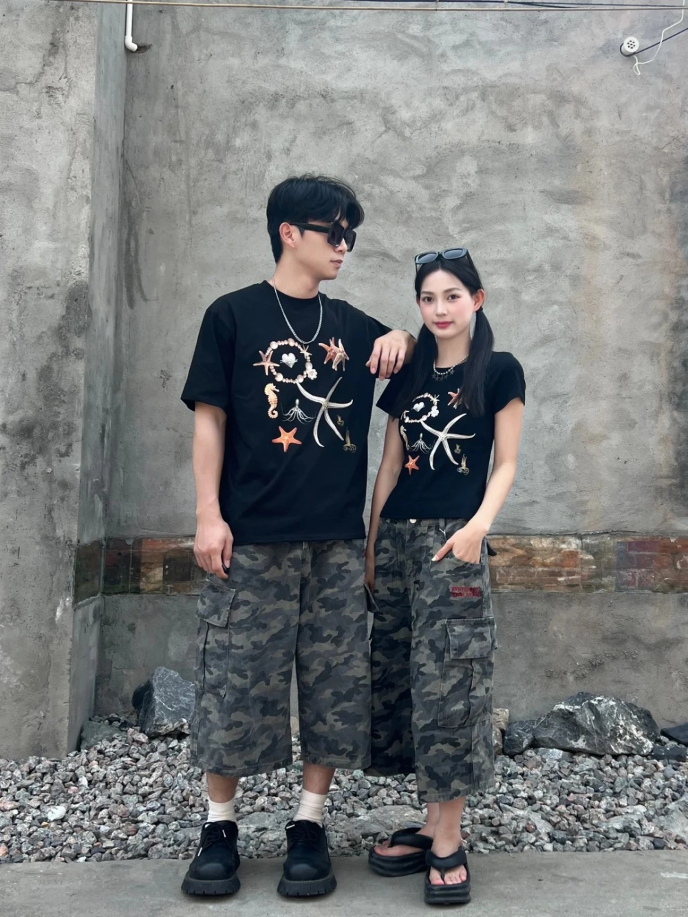 Cặp đôi mặc đồ đôi Y2K màu sắc sặc sỡ dạo phố