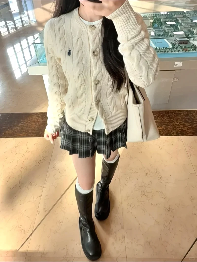 Thêm nữ tính với áo cardigan dệt kim nữ