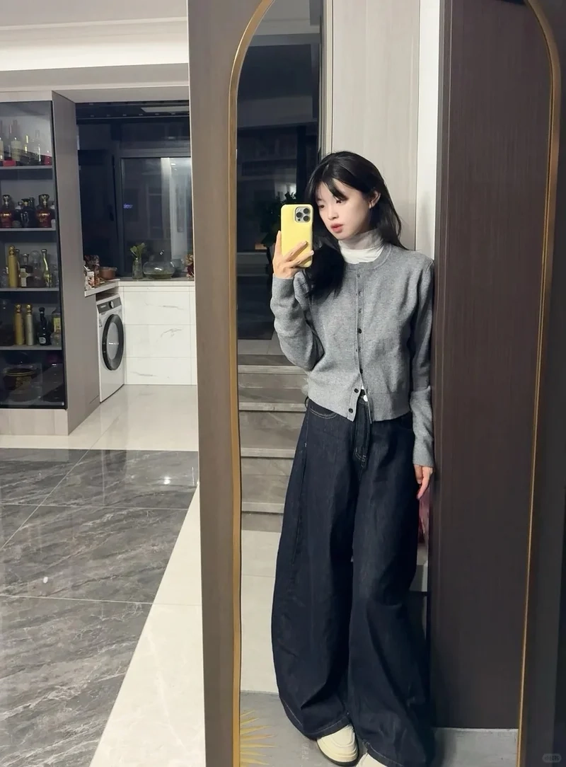 Form chuẩn tôn dáng với áo cổ lọ form chuẩn