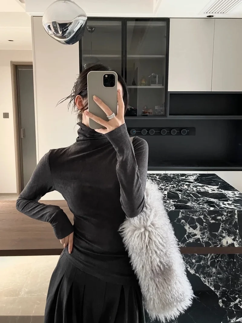 Chất liệu dệt kim sang trọng với áo cổ lọ dệt kim