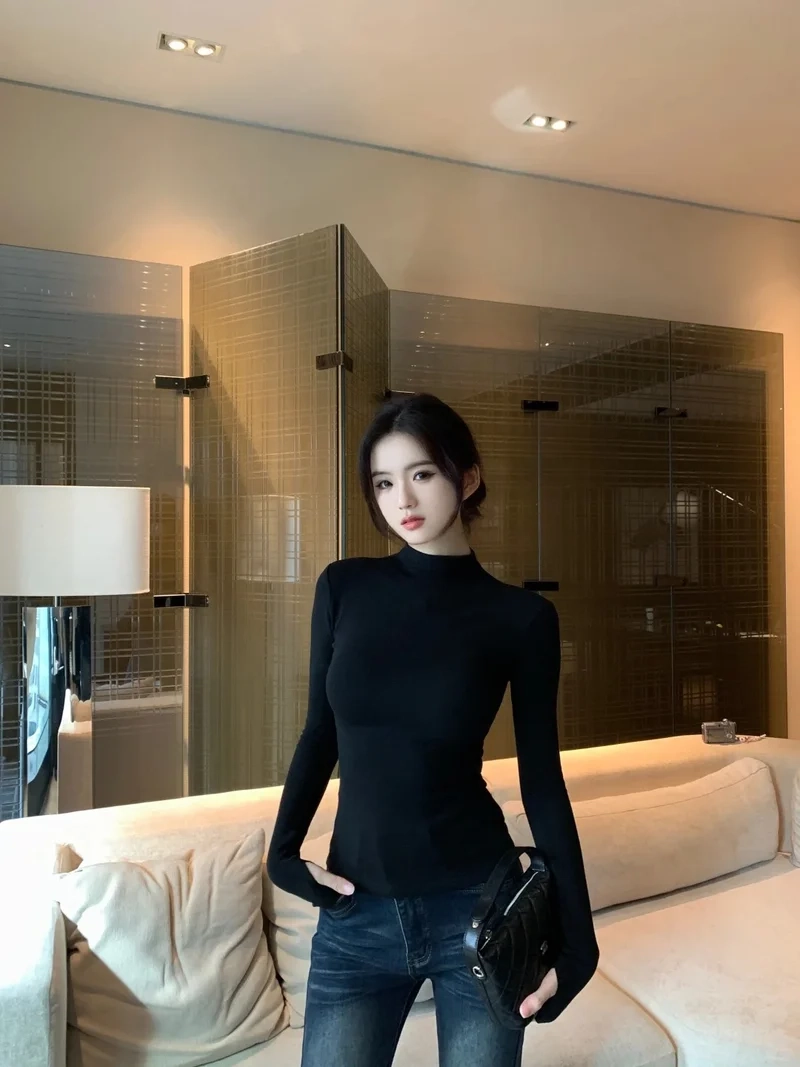 Tối giản nhưng vẫn nổi bật với áo cổ lọ phong cách tối giản