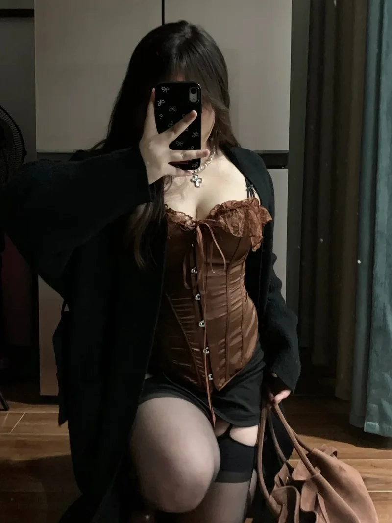 Áo croptop ôm body là vũ khí gợi cảm gì