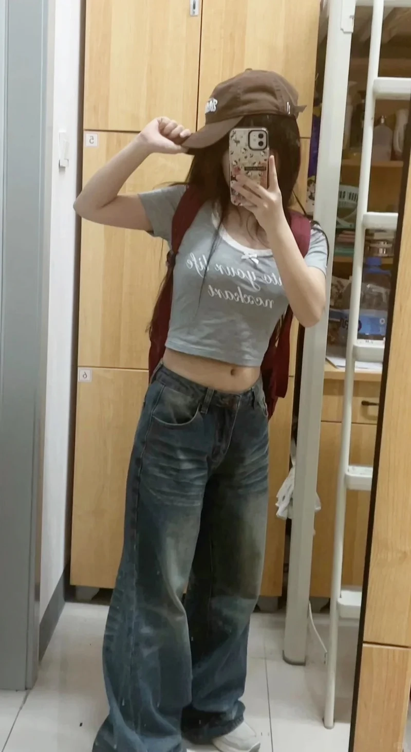 Nổi bật mọi outfit với áo croptop ôm body nữ