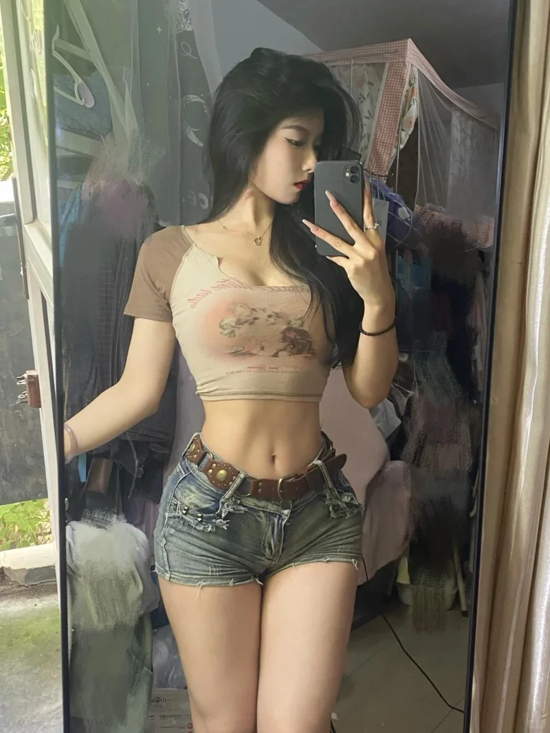 Tôn dáng hoàn hảo nhờ áo croptop ôm dáng