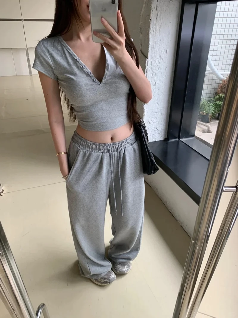 Chuẩn outfit dạo phố cùng áo croptop ôm body dạo phố