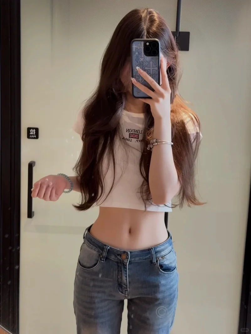 Form chuẩn tôn dáng với áo croptop form chuẩn