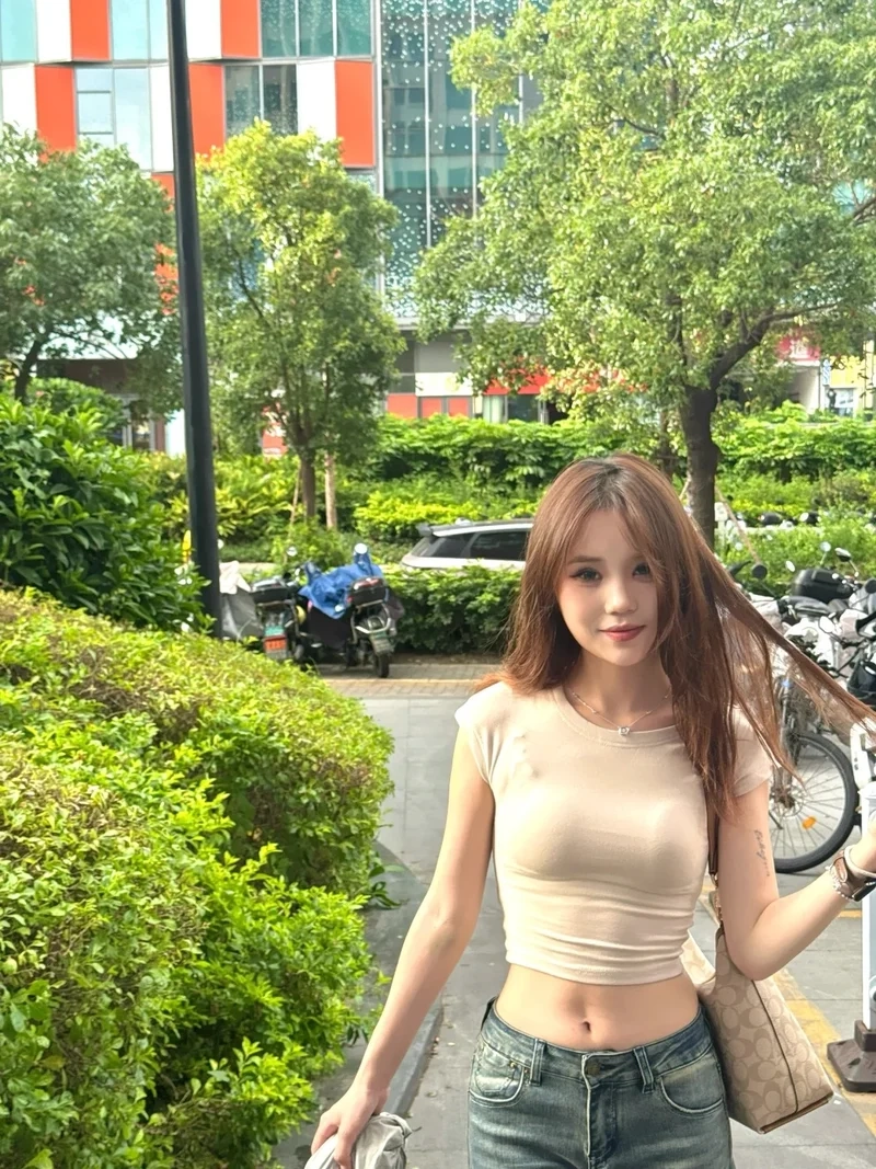 Ôm sát quyến rũ nhờ áo croptop ôm sát
