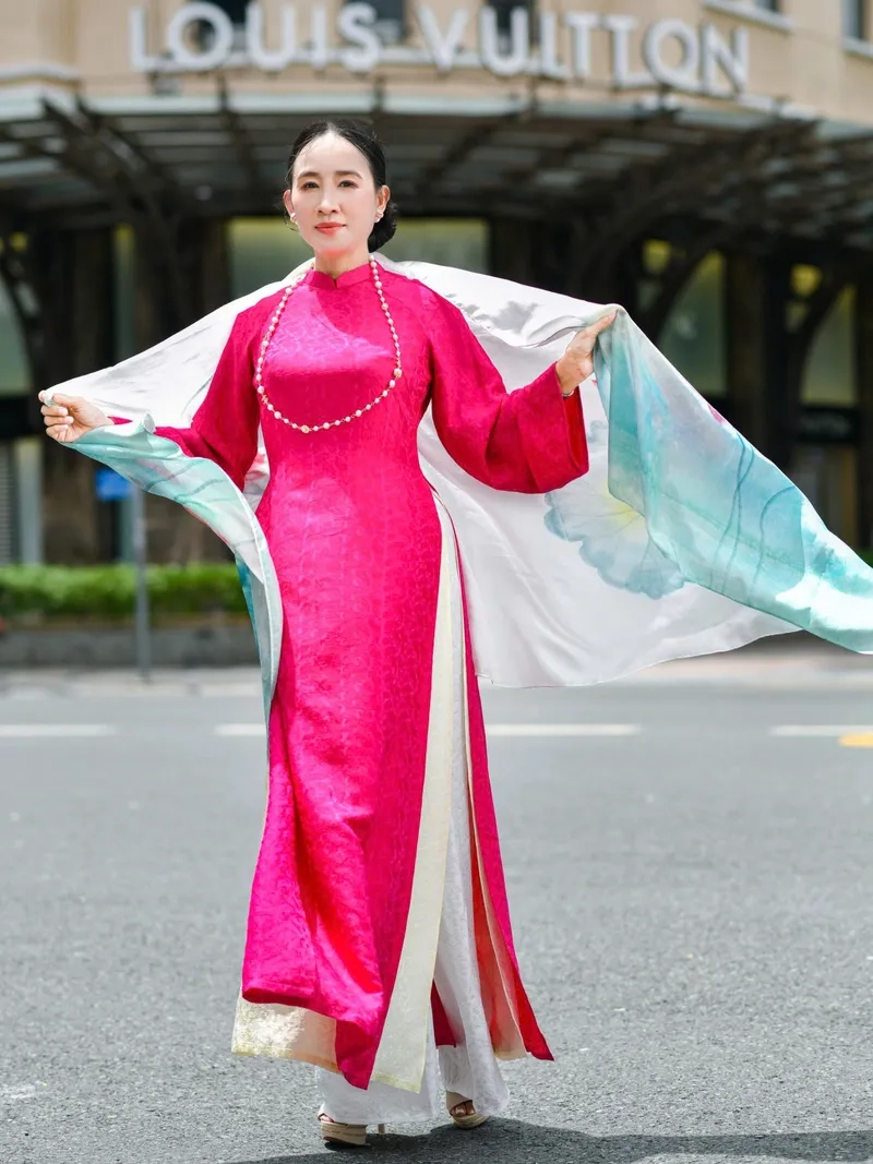 Vẻ đẹp áo dài 4 tà thướt tha tôn nét Việt xưa