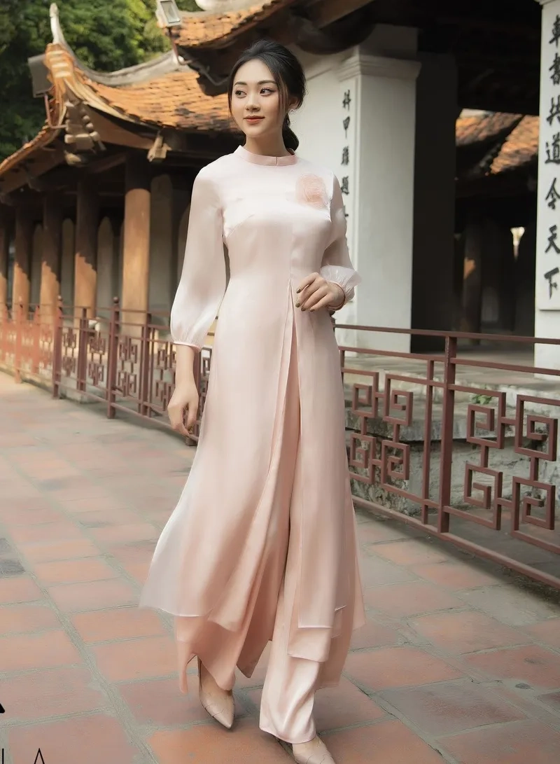 Áo dài 4 tà Việt Nam tỏa sáng trong khung hình