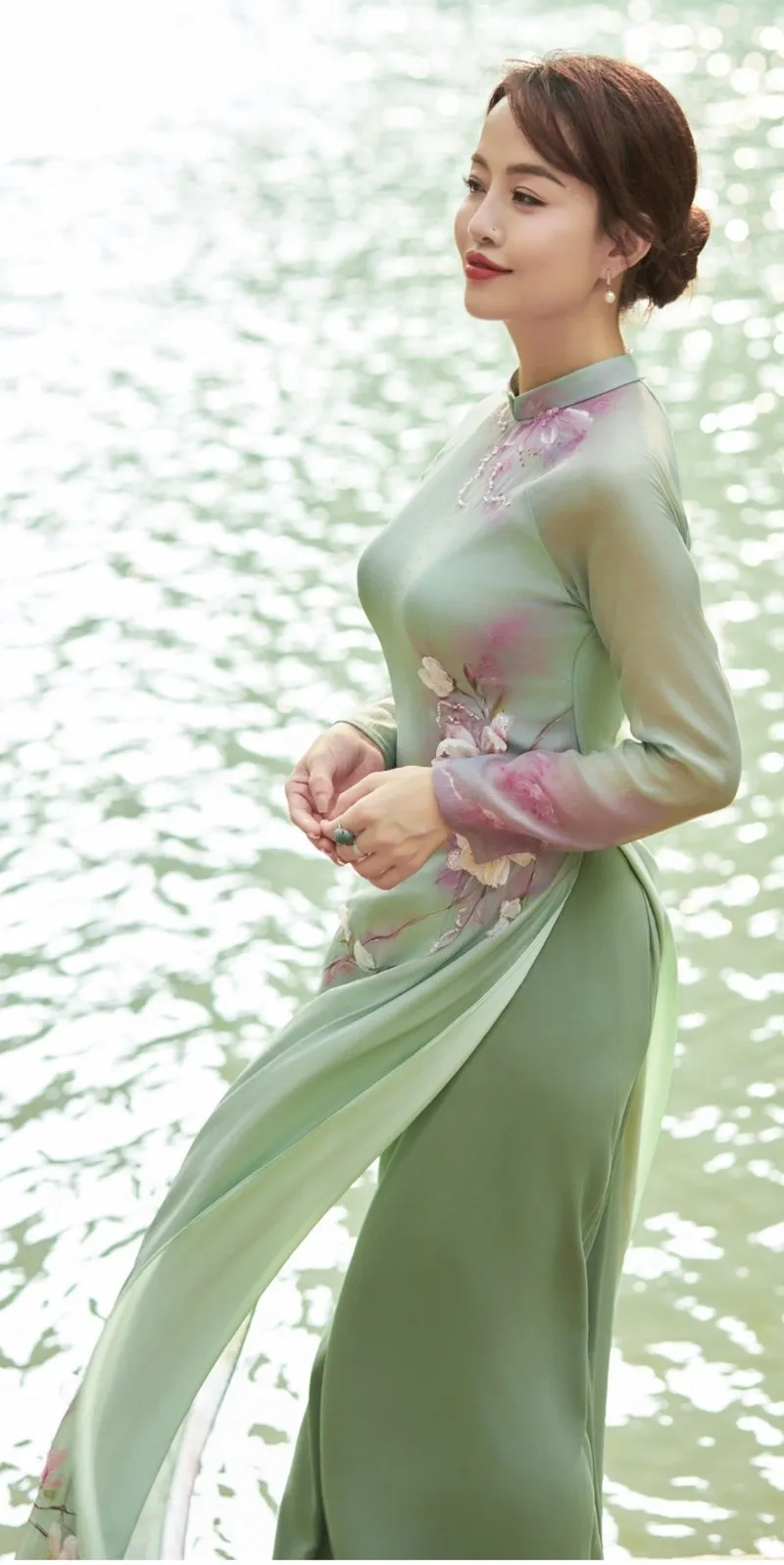 Hình ảnh áo dài 4 tà nữ dịu dàng đầy cuốn hút