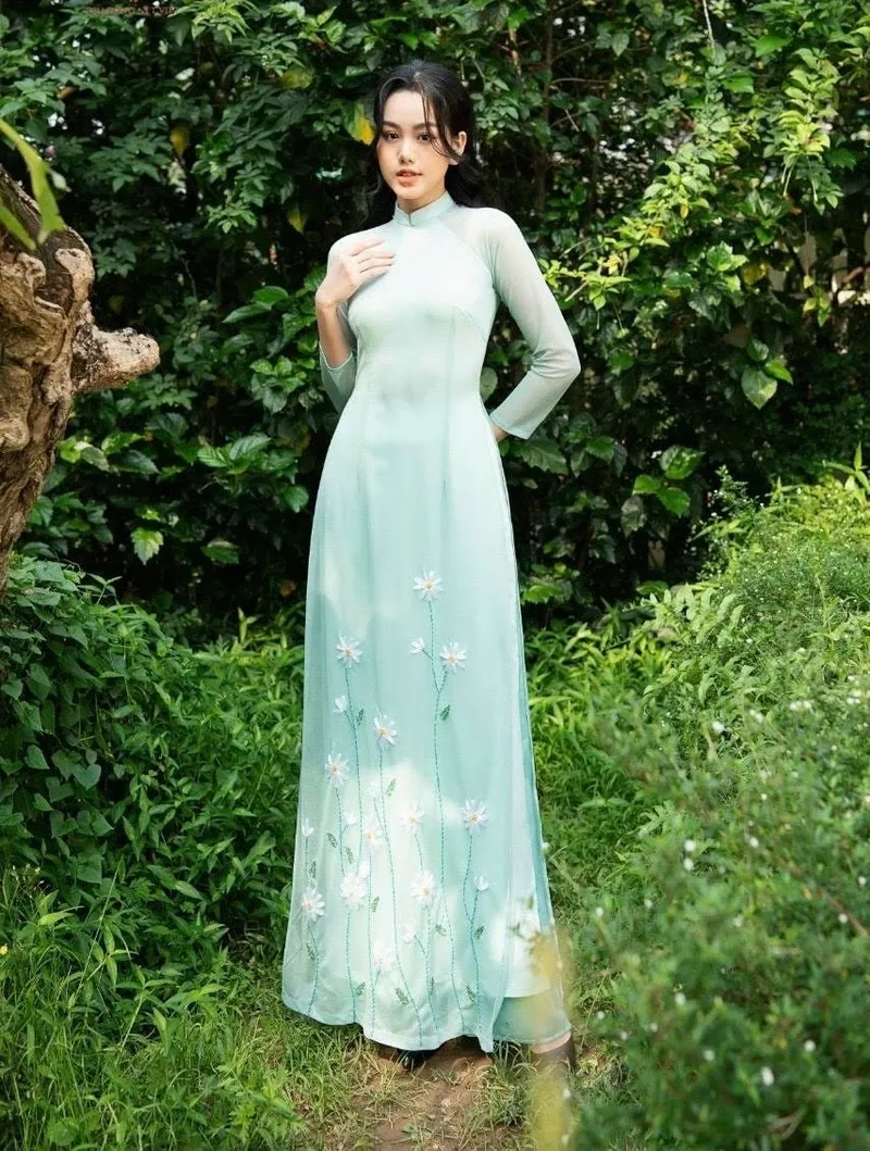 Áo dài 4 tà chụp ảnh giúp khung hình thêm thơ