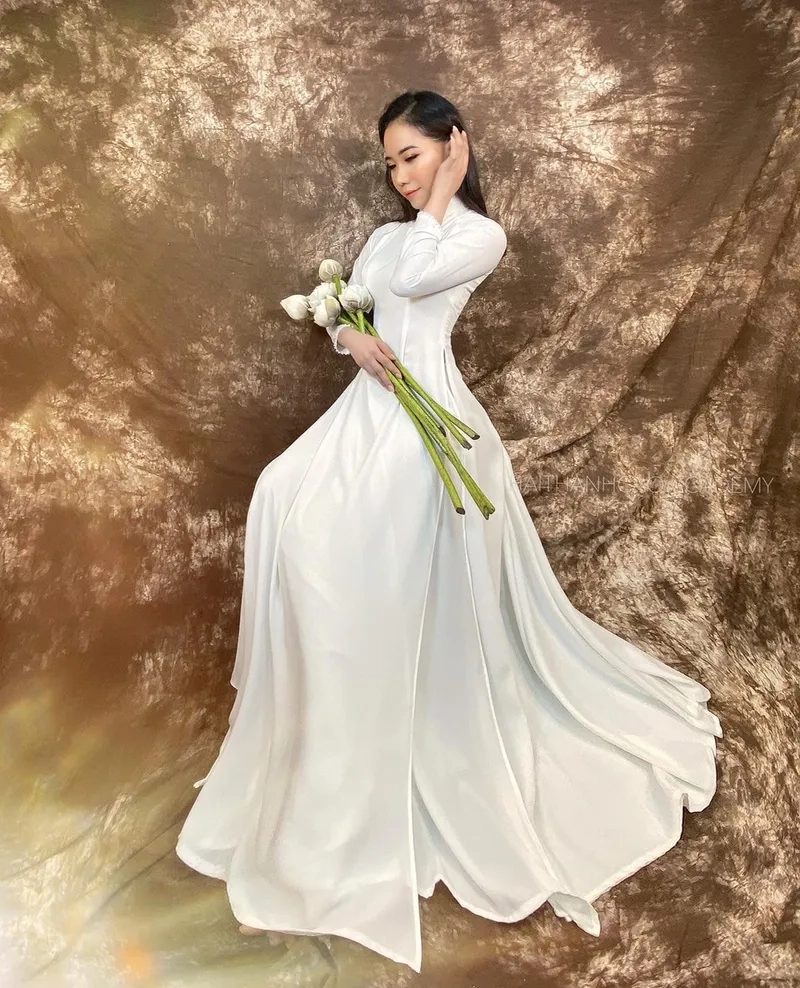 Áo dài 4 tà biểu diễn nổi bật trên sân khấu