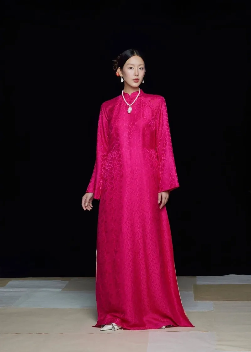 Áo dài 4 tà sân khấu bay bổng theo từng bước