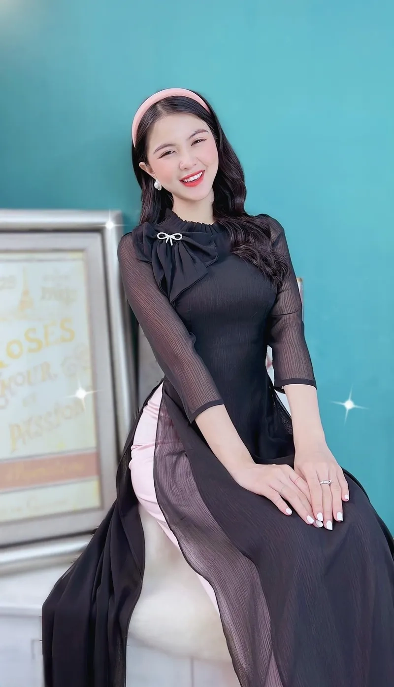 Áo dài 4 tà biểu diễn văn nghệ đầy sức sống