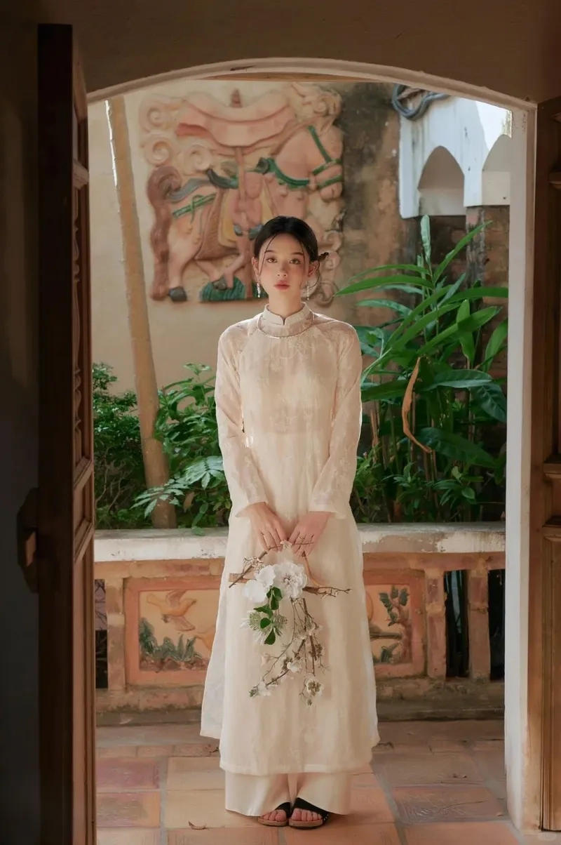 Vẻ duyên dáng áo dài cách tân nữ tôn nét hiện đại