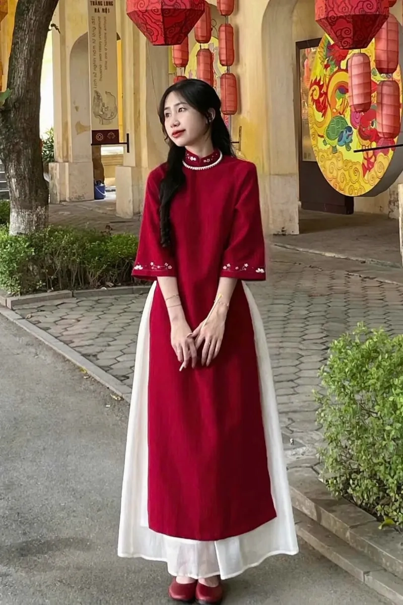 Áo dài cách tân họa tiết hoa tươi tắn nữ tính