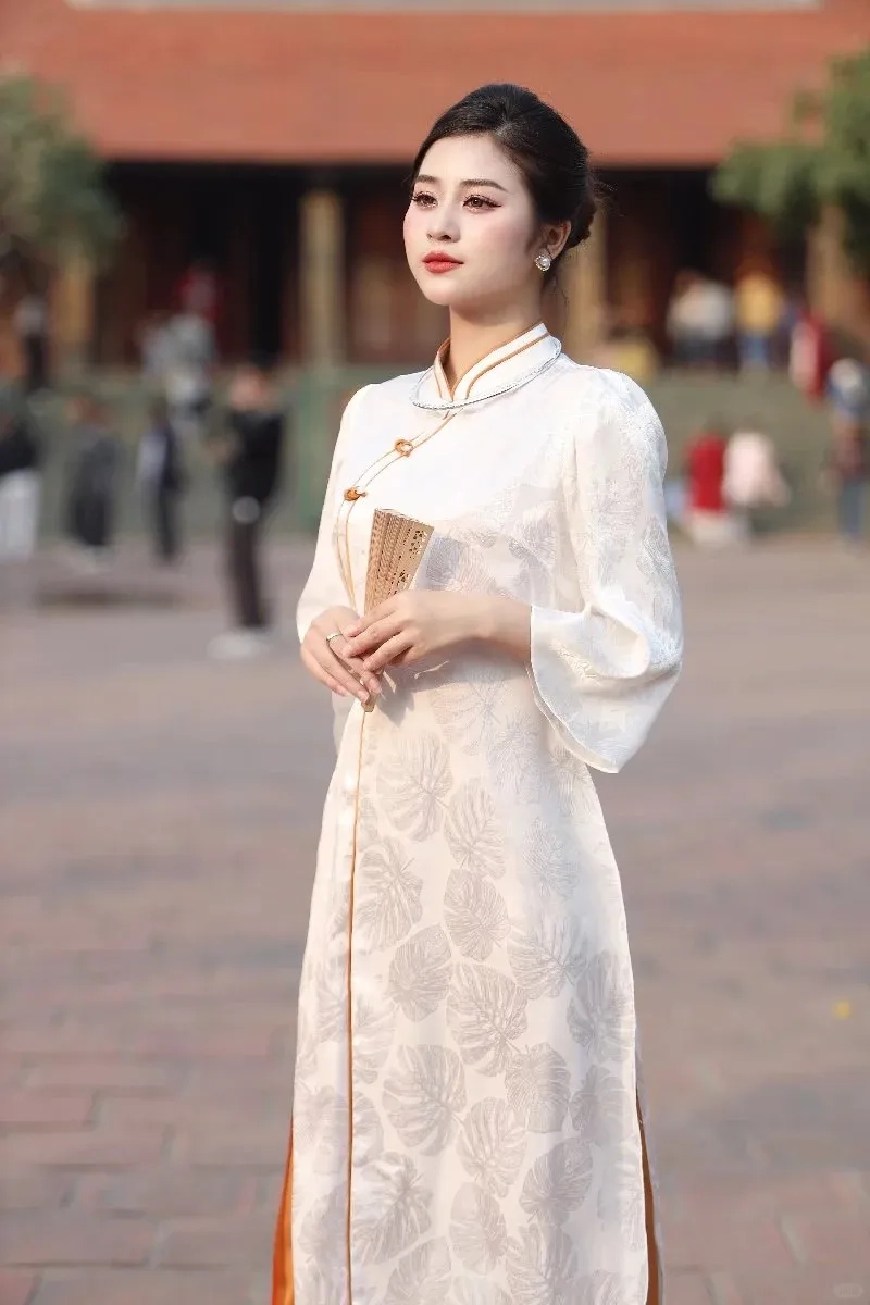 Thiết kế áo dài cách tân cổ tròn trẻ trung