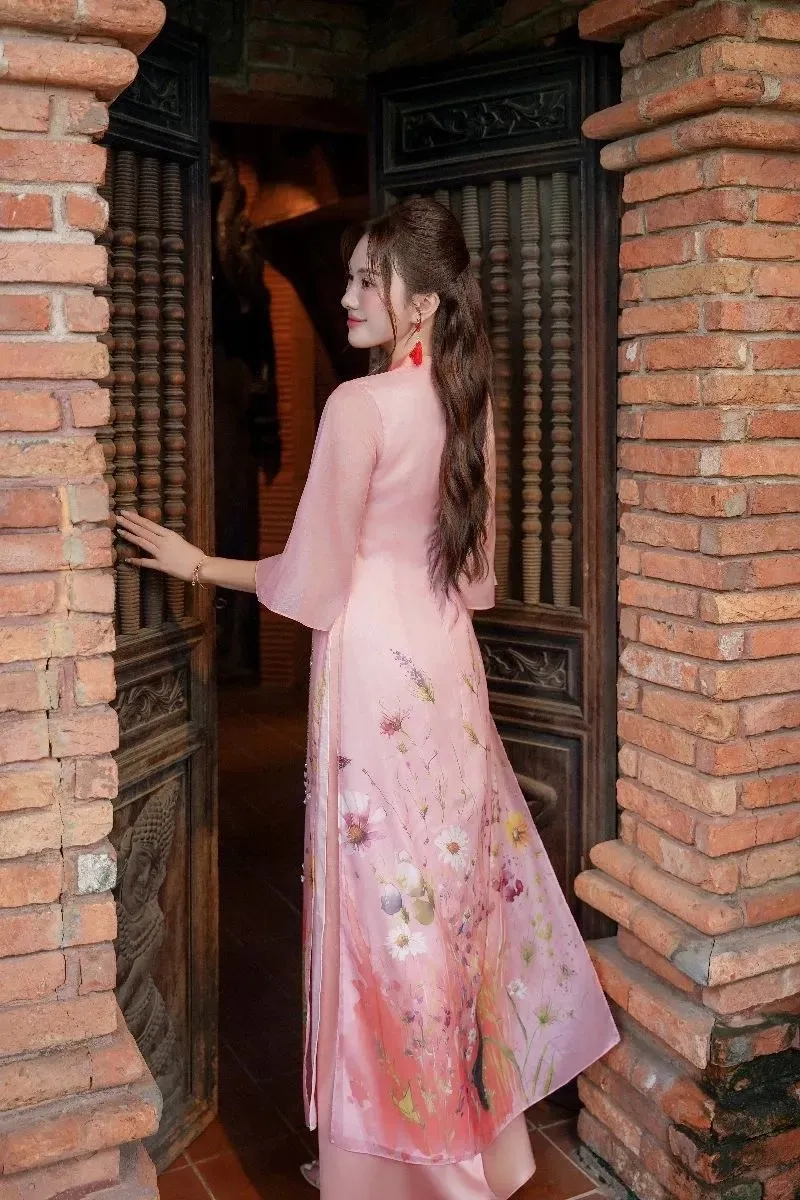 Áo dài cách tân cổ vuông tôn xương quai xanh