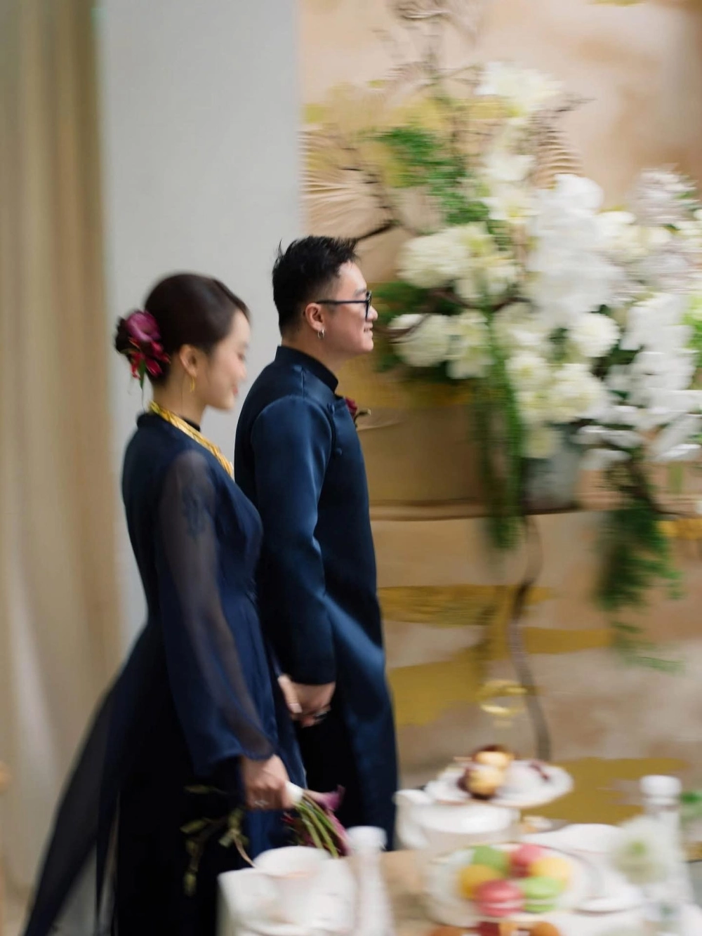 Cặp đôi rạng rỡ trong mẫu áo dài cặp chụp ảnh cưới thiết kế tinh tế