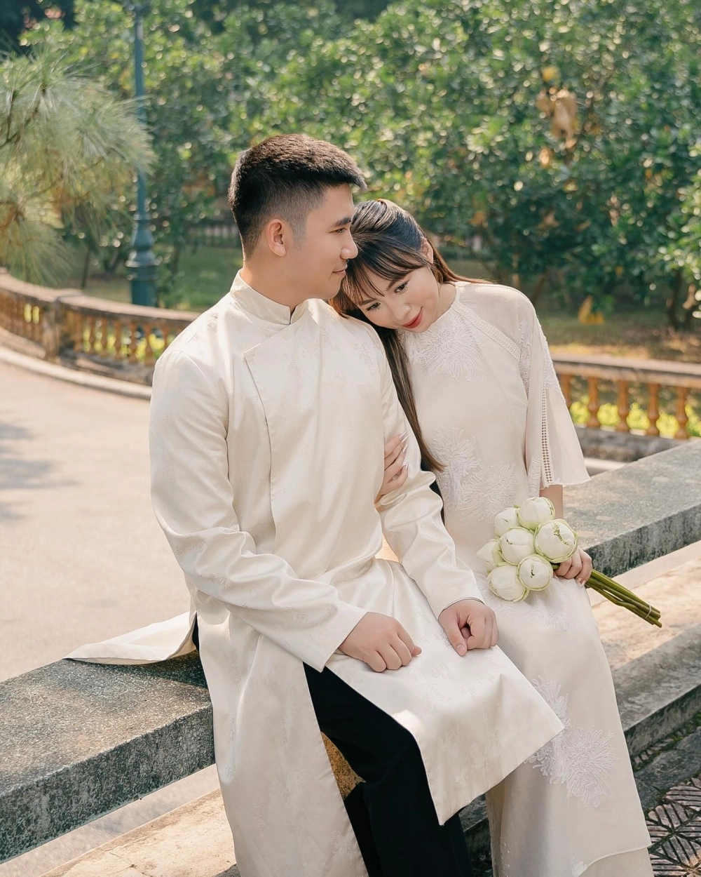 Cặp đôi uyên ương trong tà áo dài cặp chụp ảnh cưới lụa tơ tằm mềm mại