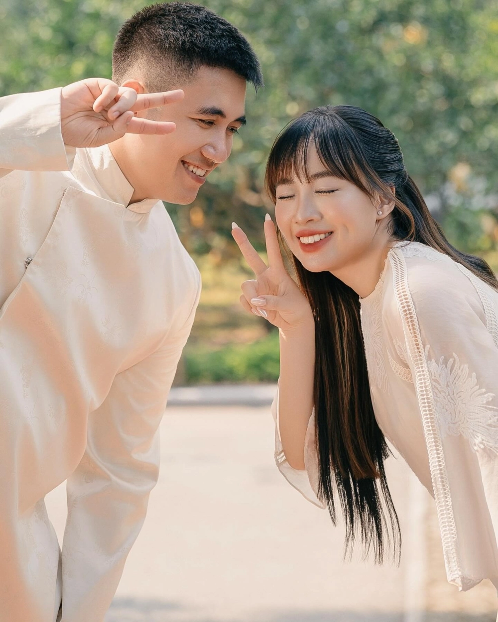 Chất liệu áo dài cặp chụp ảnh cưới gấm lụa cao cấp và quý phái