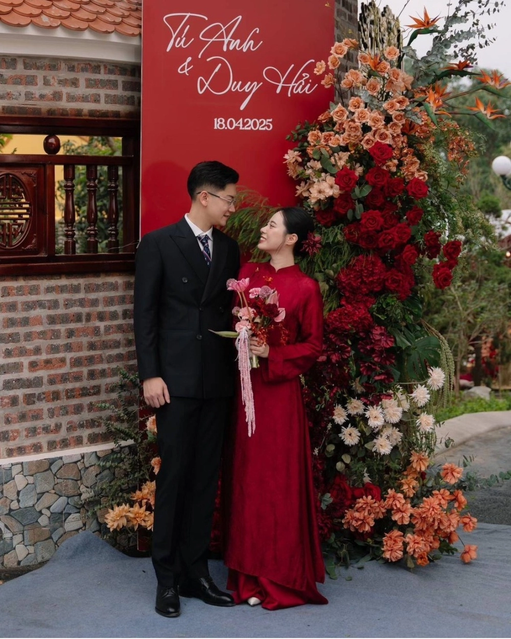 Vẻ đẹp lộng lẫy của áo dài cặp chụp ảnh cưới đuôi dài cho cô dâu