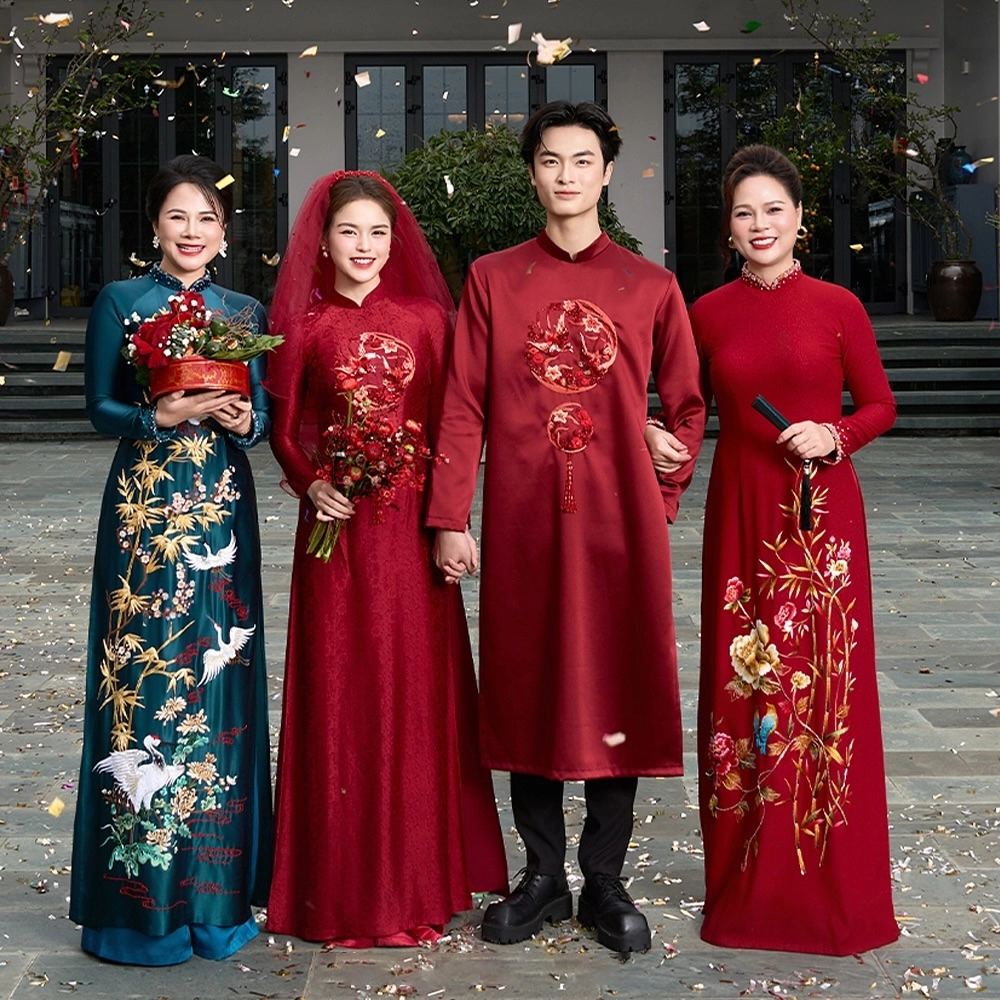 Áo dài cặp chụp ảnh cưới thêu chim công cầu kỳ và sang trọng