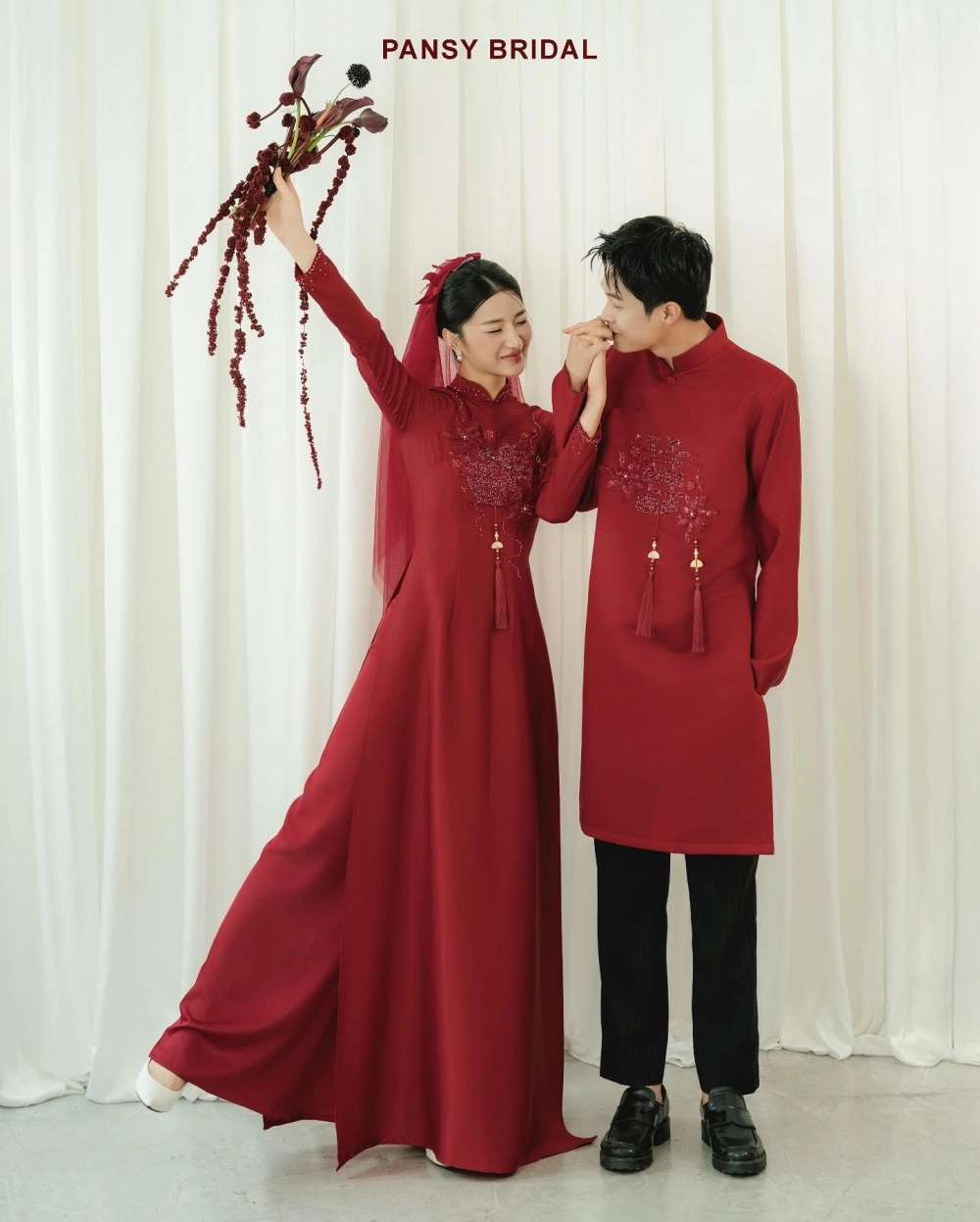 Mẫu áo dài cặp chụp ảnh cưới cách tân hiện đại cho cặp đôi trẻ