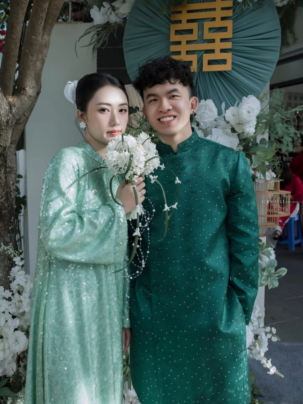 Cô dâu chú rể diện áo dài cặp chụp ảnh cưới màu đỏ rực rỡ