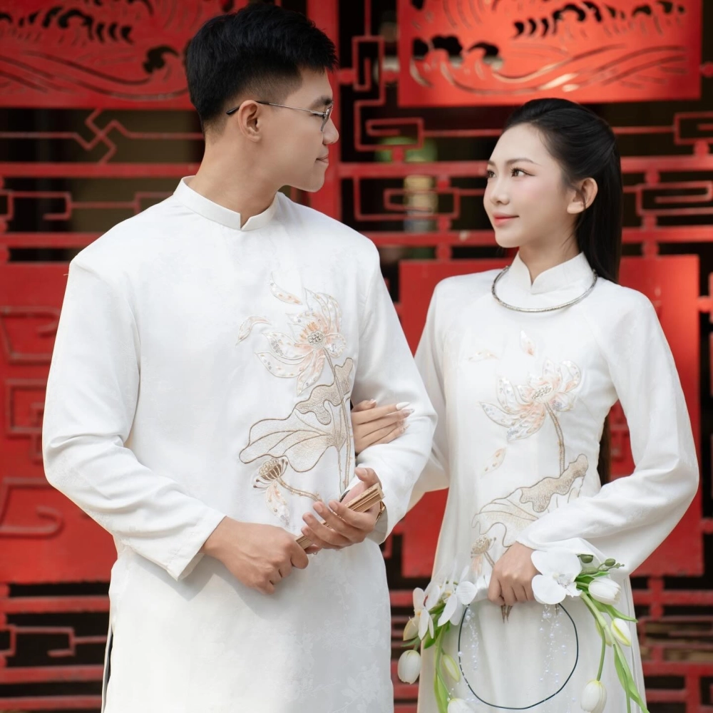 Cặp đôi rạng rỡ trong mẫu áo dài đôi nam nữ gấm thượng hạng sang trọng