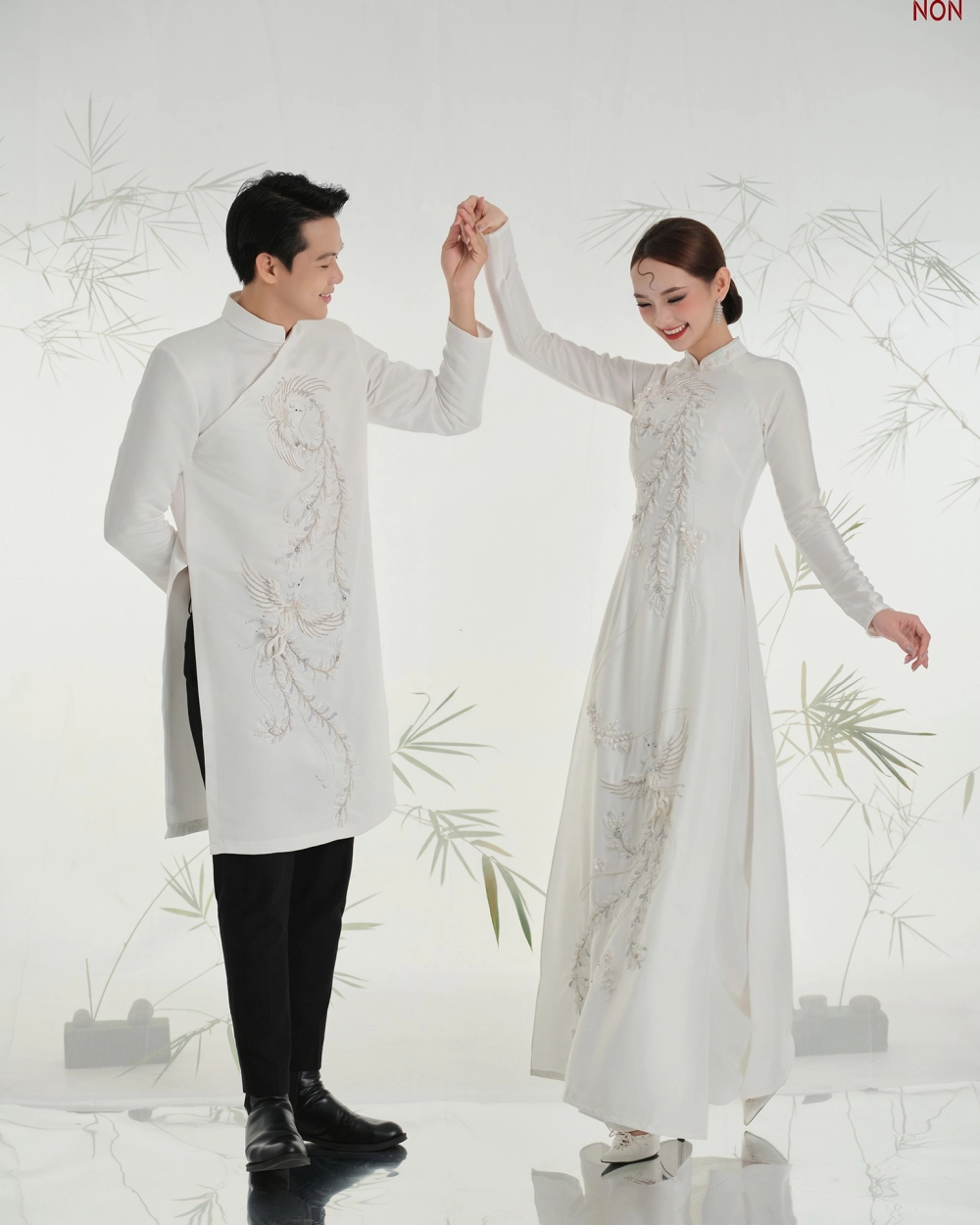 Tạo dáng tự nhiên với áo dài cặp chụp ảnh cưới thiết kế thủ công