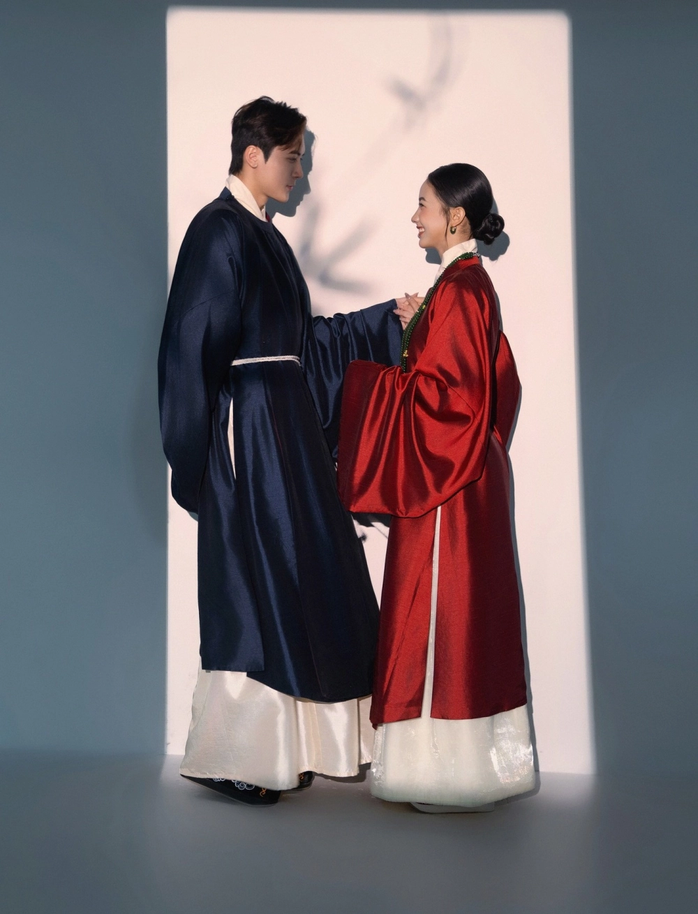 Cặp đôi hạnh phúc trong bộ áo dài cặp chụp ảnh cưới màu trắng tinh khôi