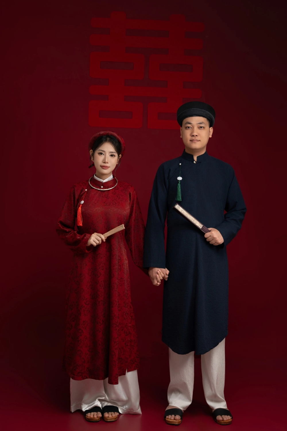 Mẫu áo dài cặp chụp ảnh cưới ngày tết thêu họa tiết rồng phượng