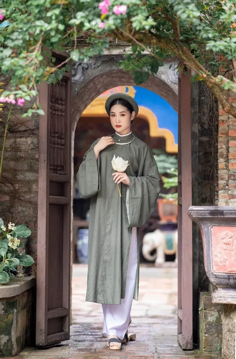 Hình ảnh áo dài cổ phục Việt Nam truyền thống trang nhã