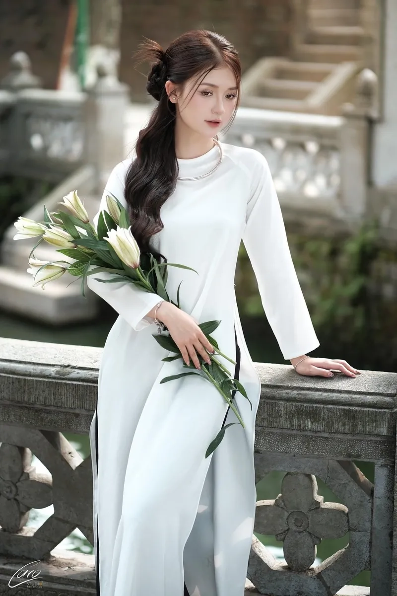 Vẻ đẹp mềm mại cuốn hút từ áo dài cổ tròn nữ