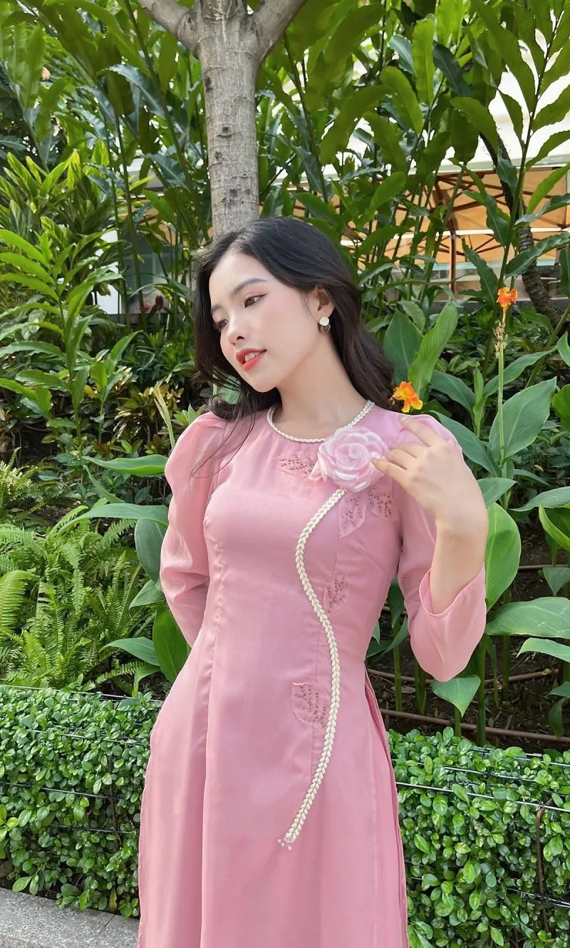 Nổi bật sang trọng trong không gian tiệc áo dài cổ tròn dự tiệc