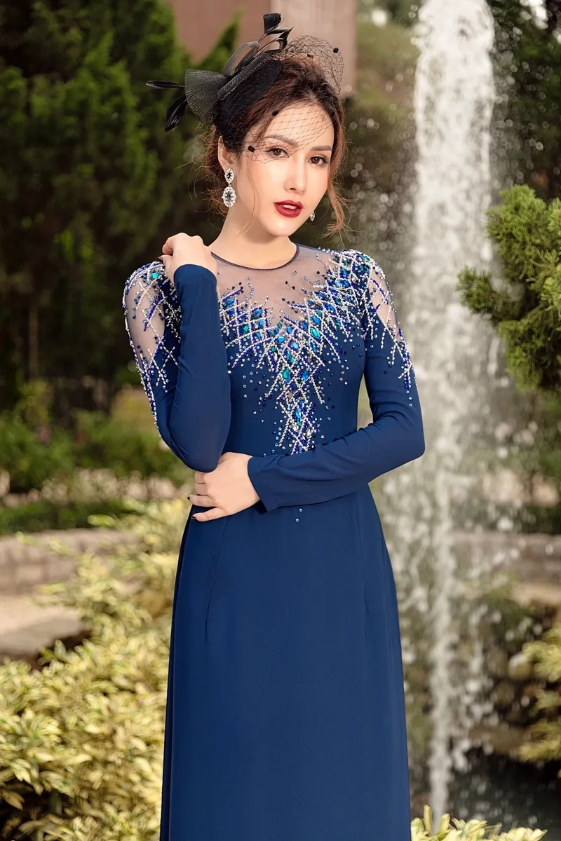 Khoảnh khắc trang trọng cùng áo dài cổ tròn cưới hỏi