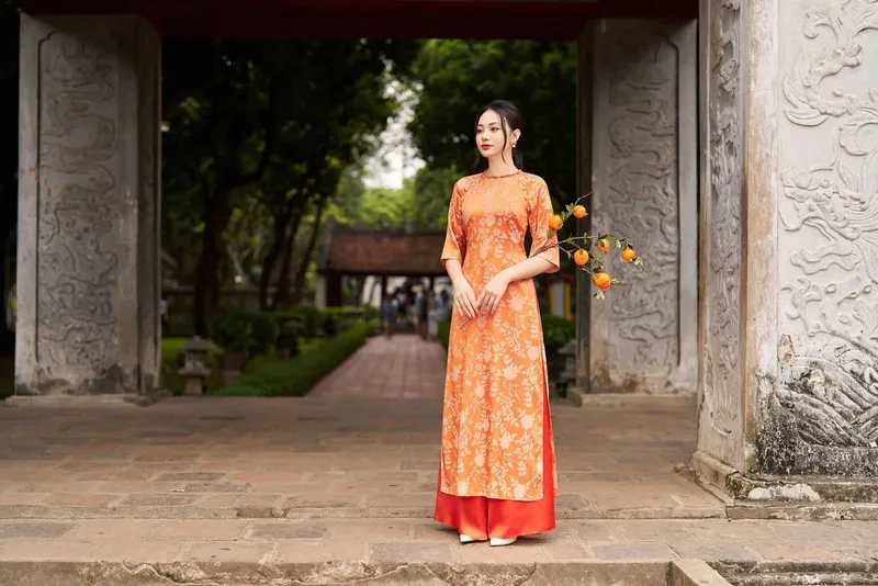 Hoa văn sang quý nổi bật áo dài cổ tròn vải gấm