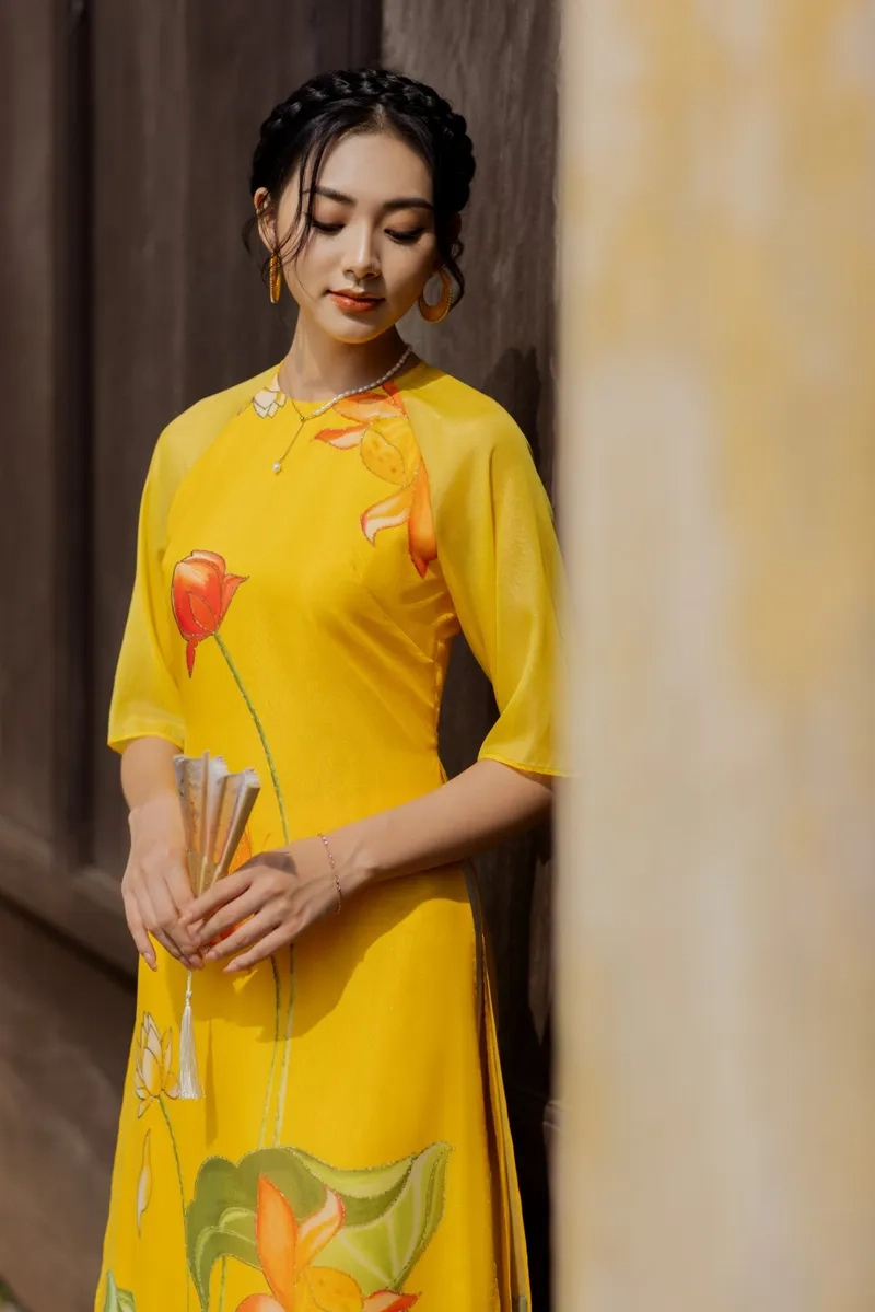 Tinh xảo nữ tính với họa tiết áo dài cổ tròn thêu hoa